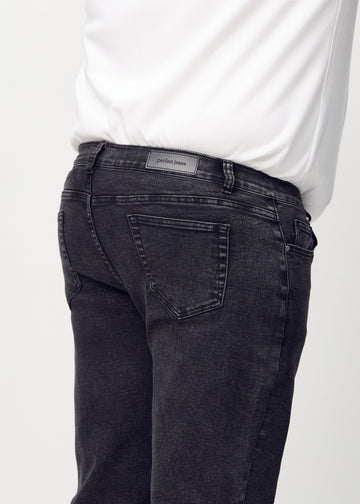 Mørkegrå denim regular jeans sett bakfra på nært hold på en plus-size-modell for å vise detaljer.