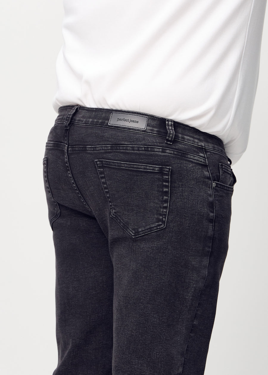 Mørkegrå denim regular jeans sett bakfra på nært hold på en plus-size-modell for å vise detaljer.