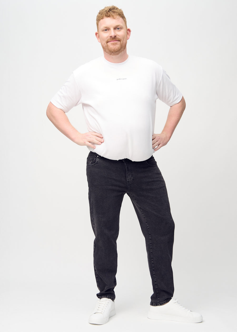 Fullt bilde av en plus-size-modell i mørkegrå denim regular jeans.