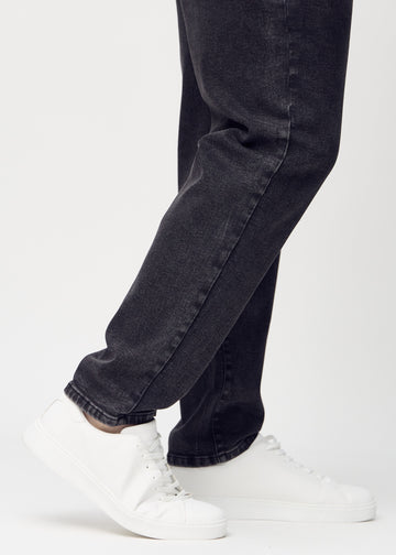 Anklene på en plus-size-modell, så man kan se hvor løst jeansene sitter.