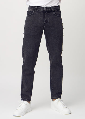 Mørkegrå denim regular jeans, modellnavn Shadows, som går rett ned langs benet, sett forfra.
