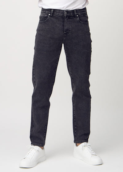 Mørkegrå denim regular jeans, modellnavn Shadows, som går rett ned langs benet, sett forfra.