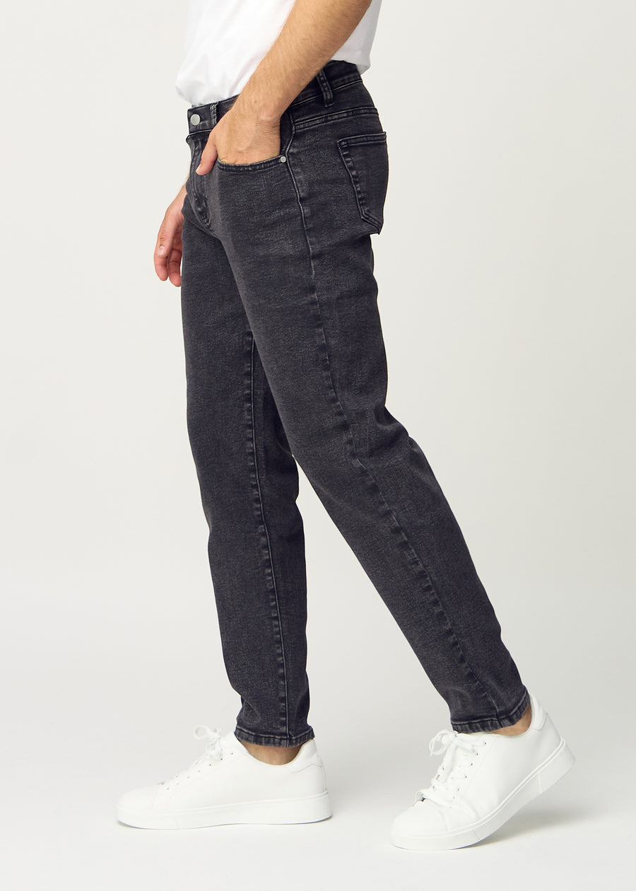 Mørkegrå denim regular jeans sett fra siden på modellen.