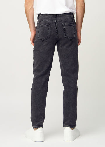 Mørkegrå denim regular jeans sett bakfra, så man kan se hele produktet.