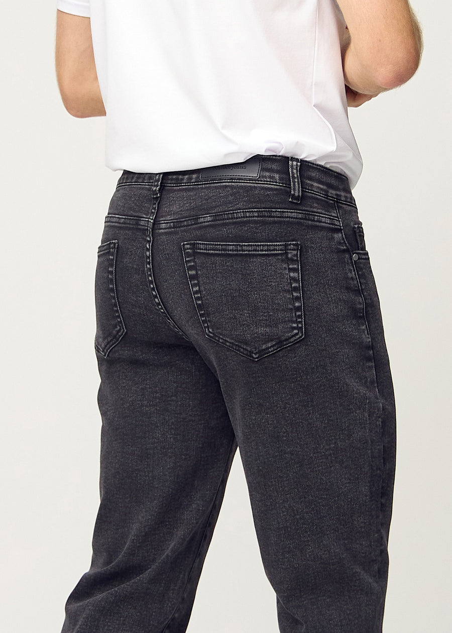 Mørkegrå denim regular jeans sett bakfra på nært hold for å vise detaljer.
