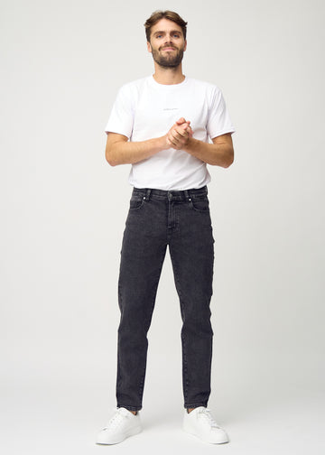 Fullt bilde av modellen i mørkegrå denim regular jeans.