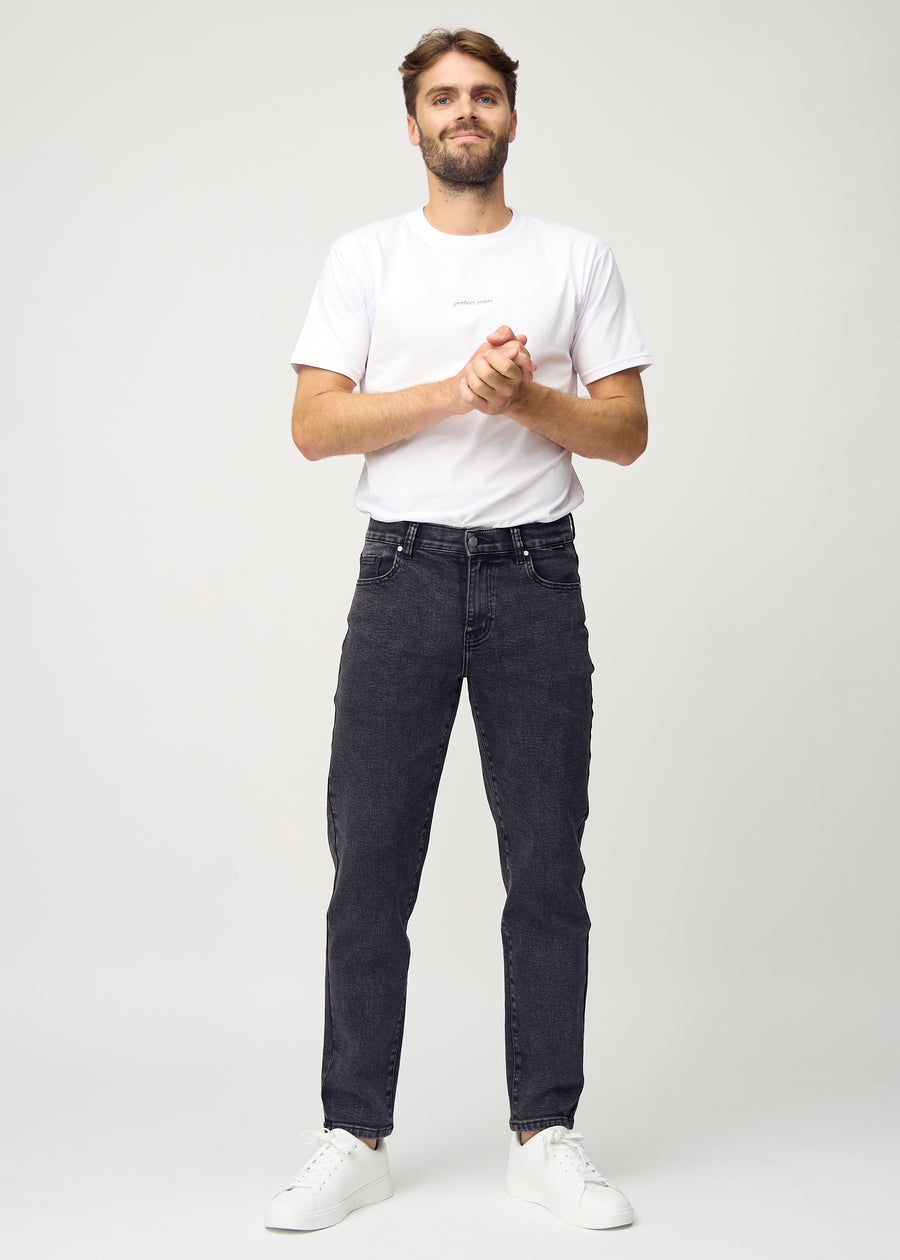 Fullt bilde av modellen i mørkegrå denim regular jeans.
