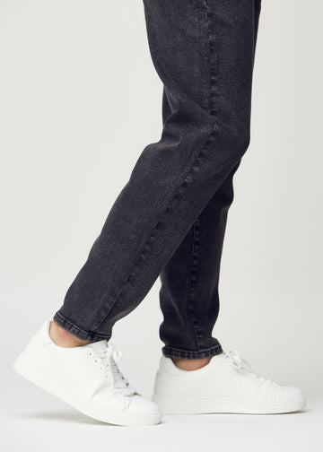 Anklene på en modell, så man kan se hvor løst jeansene sitter.
