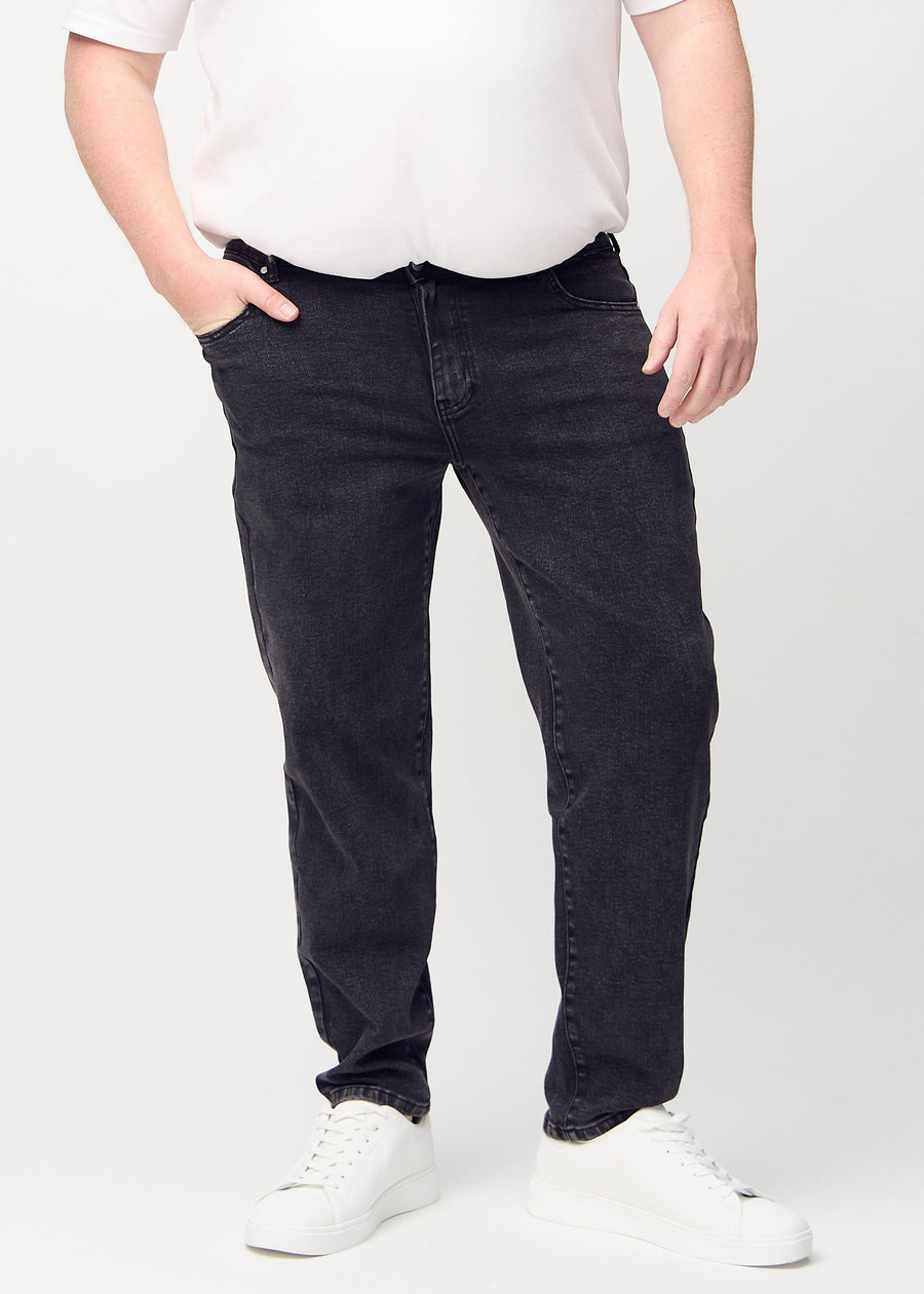 Mørkegrå denim regular jeans, modellnavn Shadows, som går rett ned langs benet på en plus-size-modell, sett forfra.
