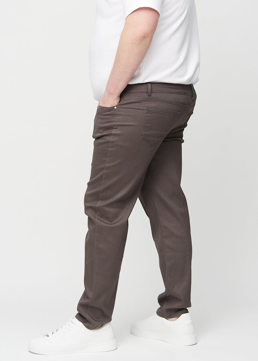 Gråbrune regular jeans sett fra siden på en plus-size-modell.