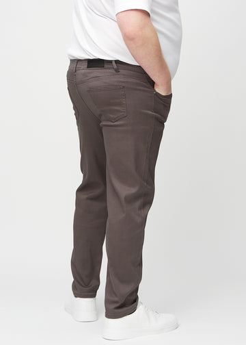 Gråbrune regular jeans sett bakfra på en plus-size-modell, så man kan se hele produktet.