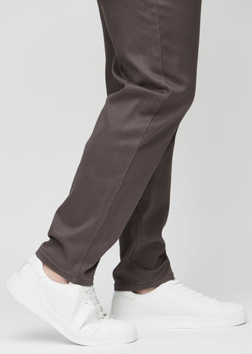Anklene på en plus-size-modell, så man kan se hvor løst jeansene sitter.
