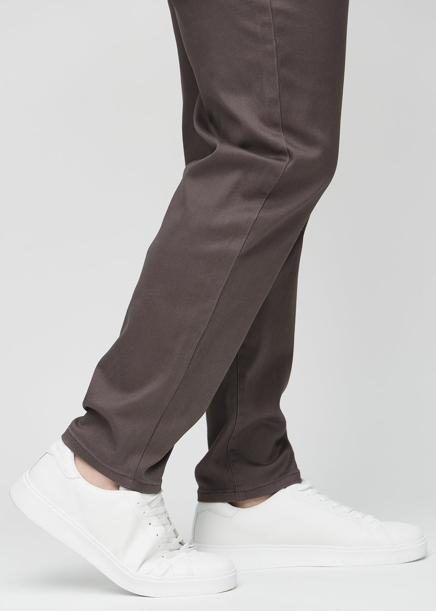 Anklene på en plus-size-modell, så man kan se hvor løst jeansene sitter.