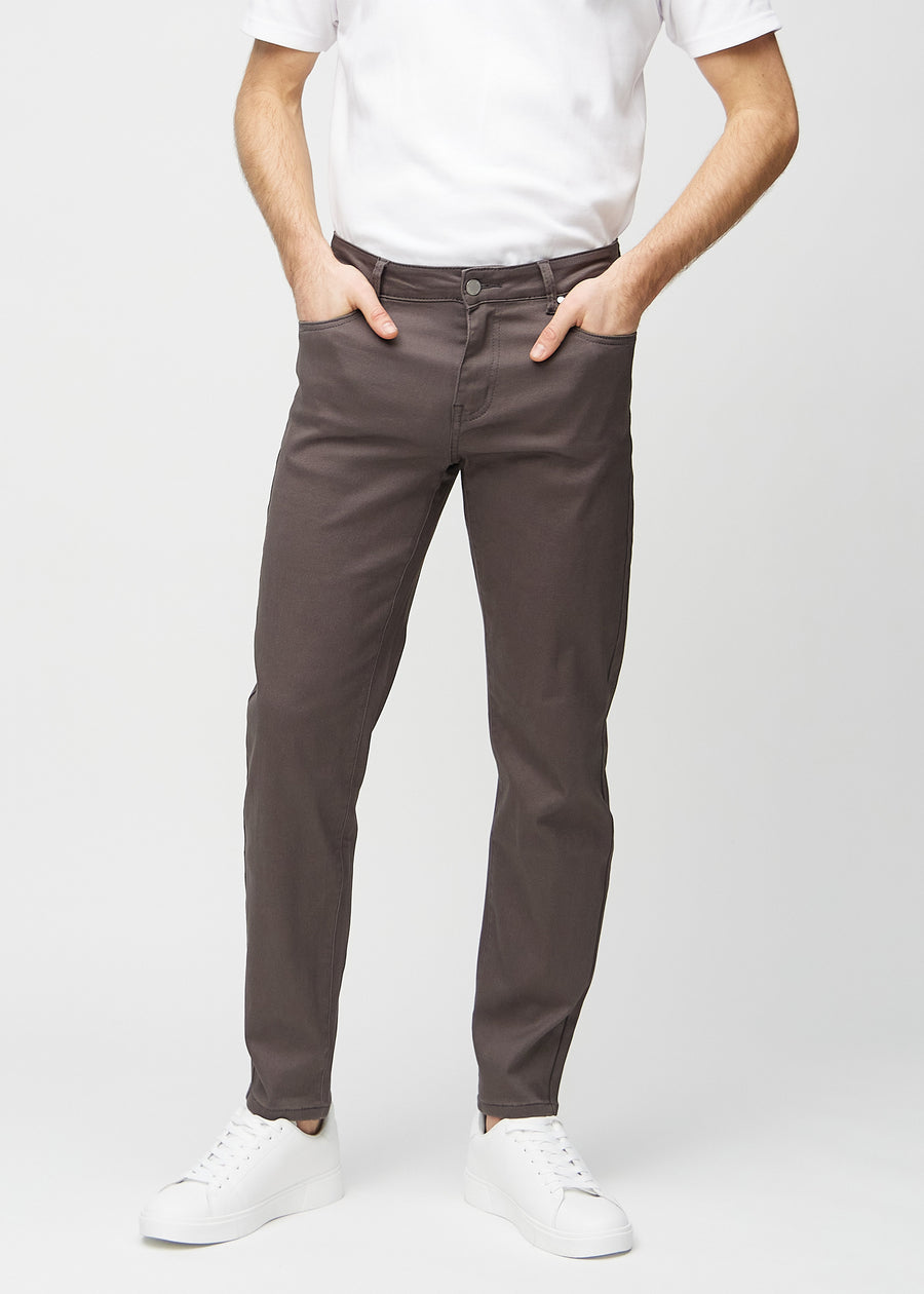 Gråbrune regular jeans, modellnavn Thunders, som går rett ned langs benet, sett forfra.