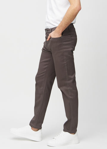 Gråbrune regular jeans sett fra siden på modell.