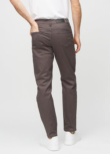 Gråbrune regular jeans sett bakfra, så man kan se hele produktet.