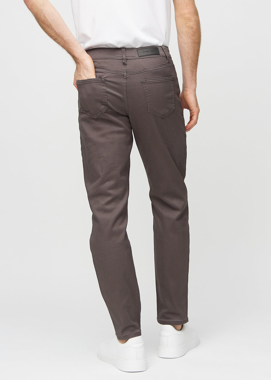 Gråbrune regular jeans sett bakfra, så man kan se hele produktet.