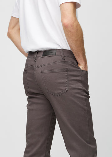 Gråbrune regular jeans sett bakfra på nært hold for å vise detaljer.