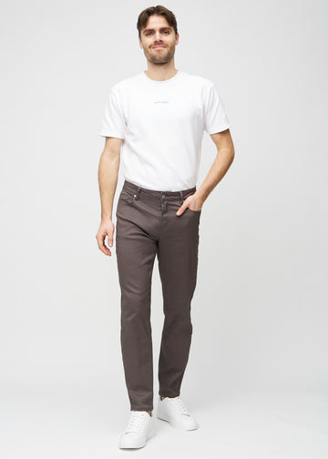 Fullt bilde av modell i gråbrune regular jeans.