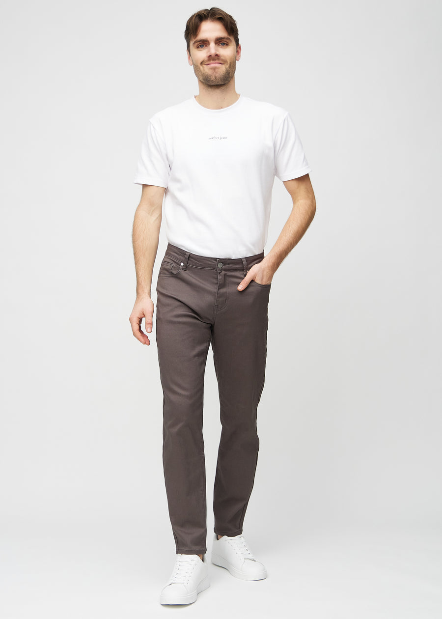 Fullt bilde av modell i gråbrune regular jeans.
