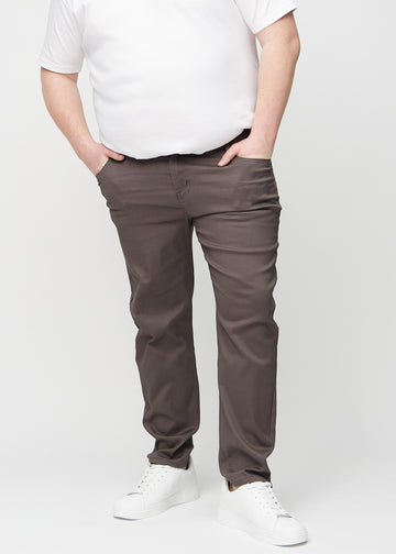 Gråbrune regular jeans, modellnavn Thunders, som går rett ned langs benet på en plus-size-modell, sett forfra.