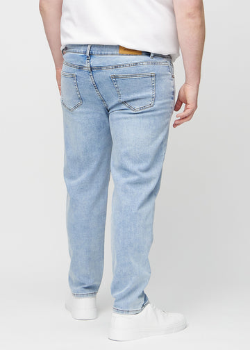 Lys denim regular jeans sett bakfra på en plus-size-modell, slik at man kan se hele produktet.