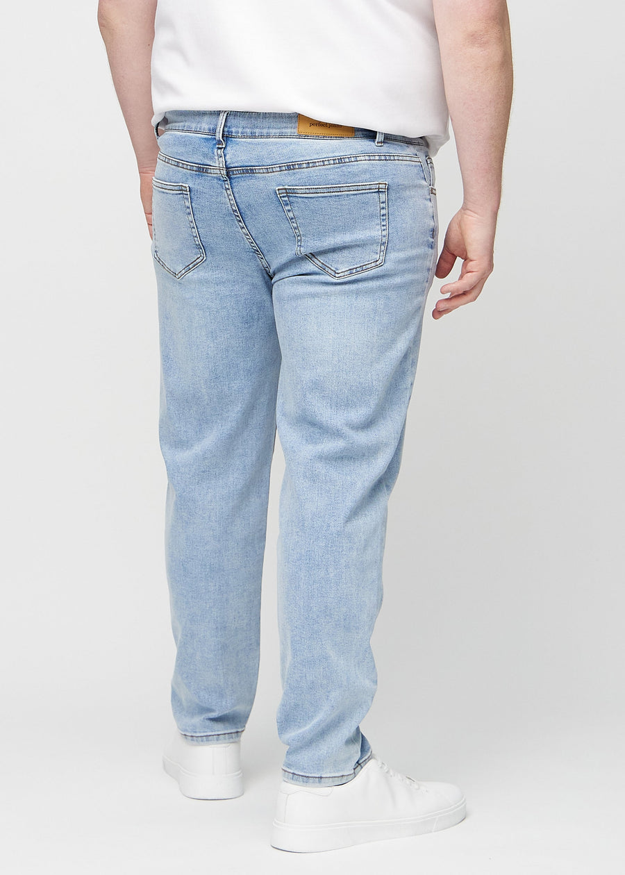Lys denim regular jeans sett bakfra på en plus-size-modell, slik at man kan se hele produktet.