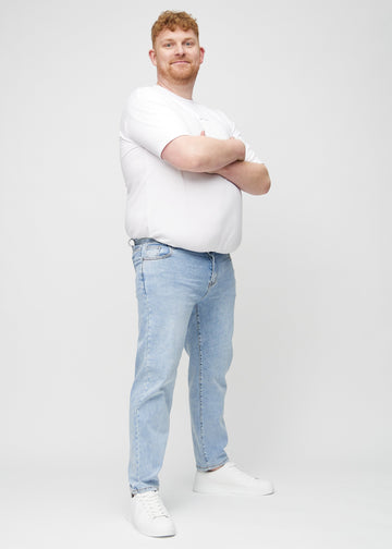 ullt bilde av en plus-size-modell i lys denim regular jeans.