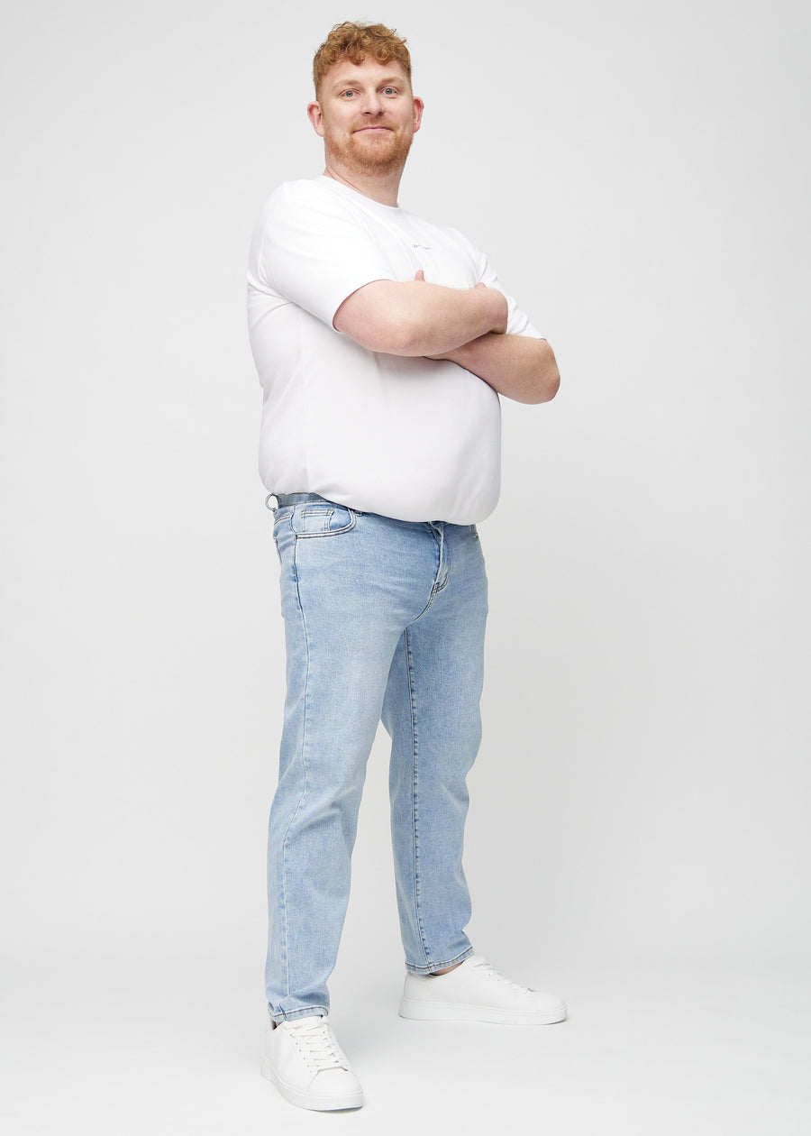 ullt bilde av en plus-size-modell i lys denim regular jeans.