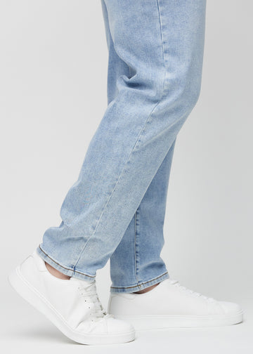Anklene på en plus-size-modell, slik at man kan se hvor løst jeansene sitter.