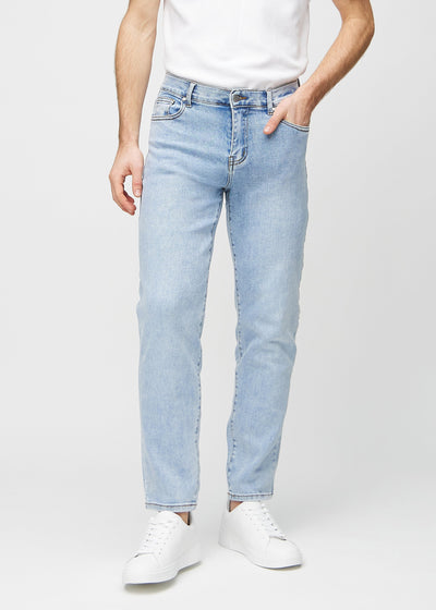 Lys denim regular jeans, modellnavn Waves, som går rett ned langs benet, sett forfra.