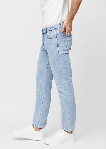 Lys denim regular jeans sett fra siden på modell.