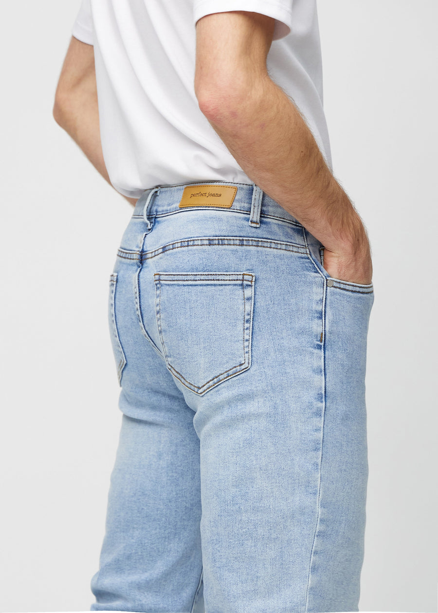 Lys denim regular jeans sett bakfra på nært hold for å vise detaljer.