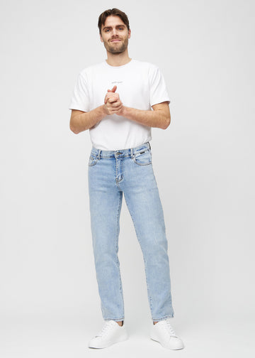Fullt bilde av modell i lys denim regular jeans.