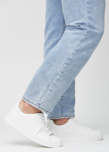 Anklene på en modell, slik at man kan se hvor løst jeansene sitter.
