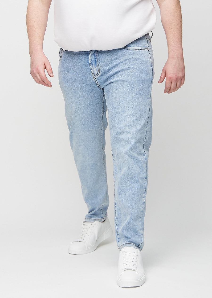 Lys denim regular jeans, modellnavn Waves, som går rett ned langs benet på en plus-size-modell, sett forfra.
