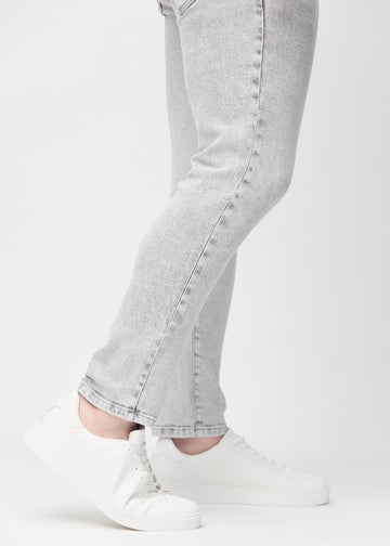 Anklene på en plus-size-modell som viser hvor tett jeansene sitter.