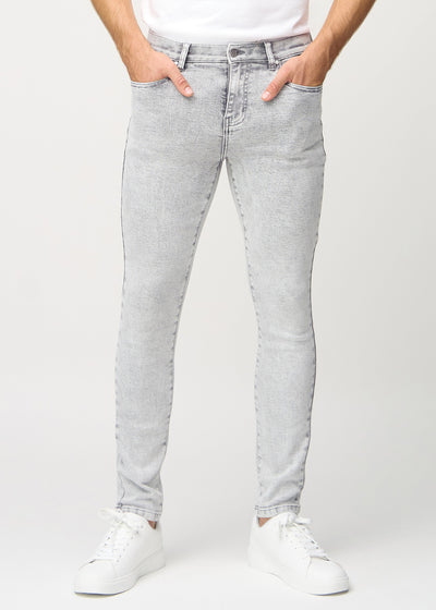 Lysegrå denimjeans i slim fit, modellnavn Ashes, som sitter tett langs bena , sett forfra.