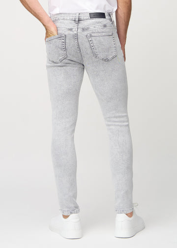 Lysegrå denimjeans i slim fit sett bakfra for å vise hele produktet.