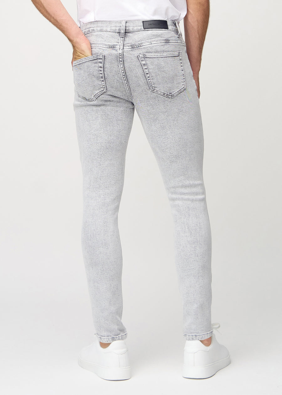 Lysegrå denimjeans i slim fit sett bakfra for å vise hele produktet.