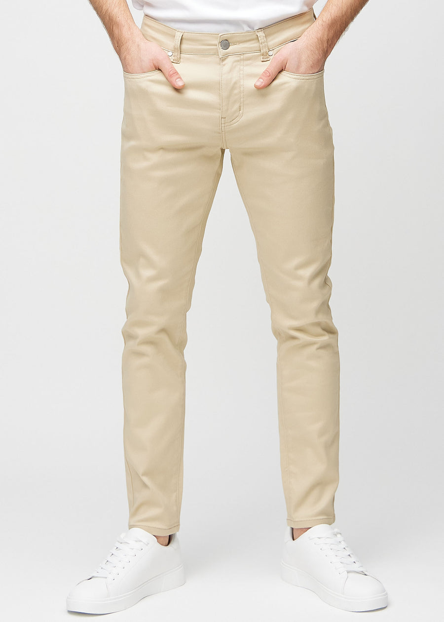 Beige jeans i slim fit, modellnavn Gazelles, som sitter tett langs bena , sett forfra.