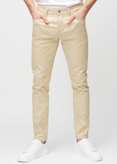 Beige jeans i slim fit, modellnavn Gazelles, som sitter tett langs bena , sett forfra.