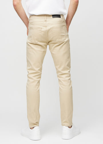 Beige jeans i slim fit sett bakfra for å vise hele produktet.