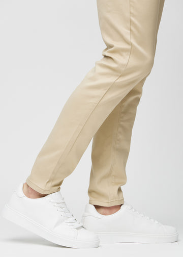 Anklene på en modell som viser hvor tett jeansene sitter.