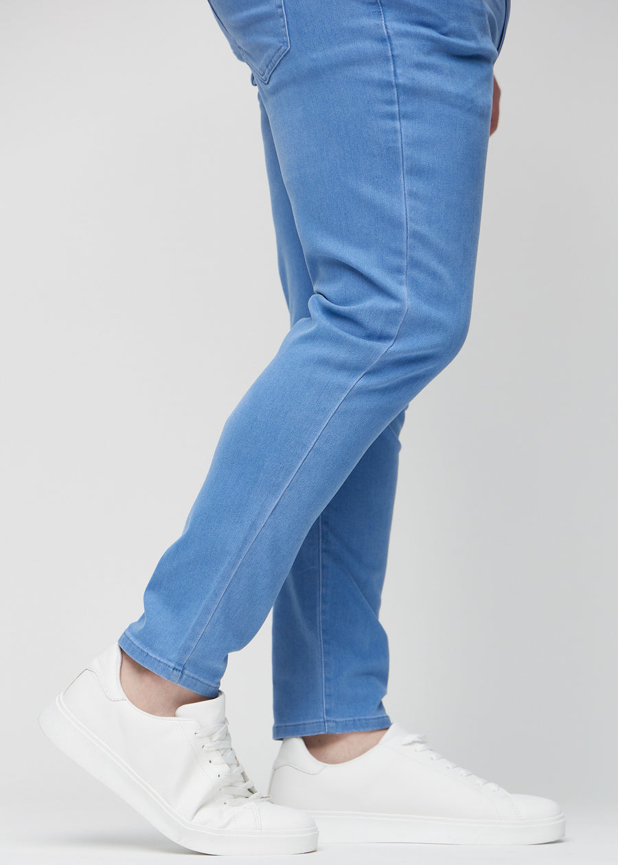 Anklene på en plus-size-modell som viser hvor tett jeansene sitter.
