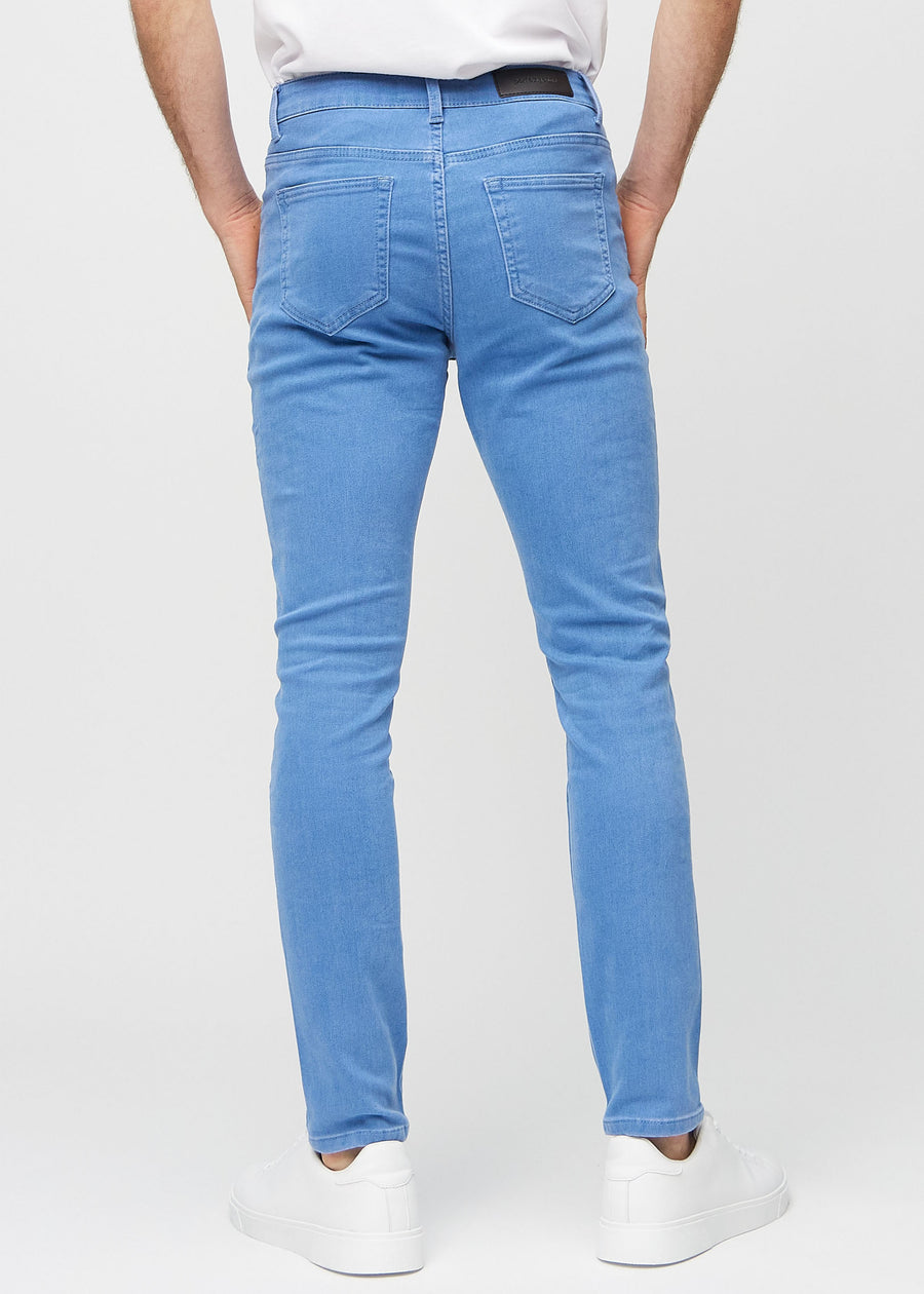 Blå jeans i slim fit sett bakfra for å vise hele produktet.