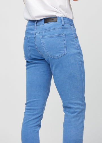 Nærbilde bakfra av blå jeans i slim fit som viser detaljer.