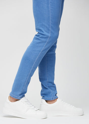 Anklene på en modell som viser hvor tett jeansene sitter.