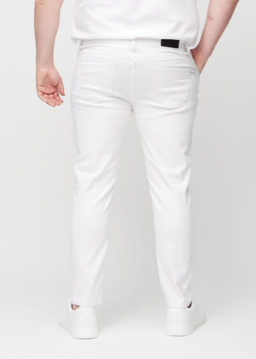 Hvite jeans i slim fit sett bakfra på en plus-size-modell for å vise hele produktet.
