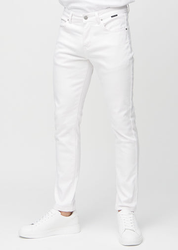 Hvite jeans i slim fit, modellnavn Marguerites, som sitter tett langs bena, sett forfra.